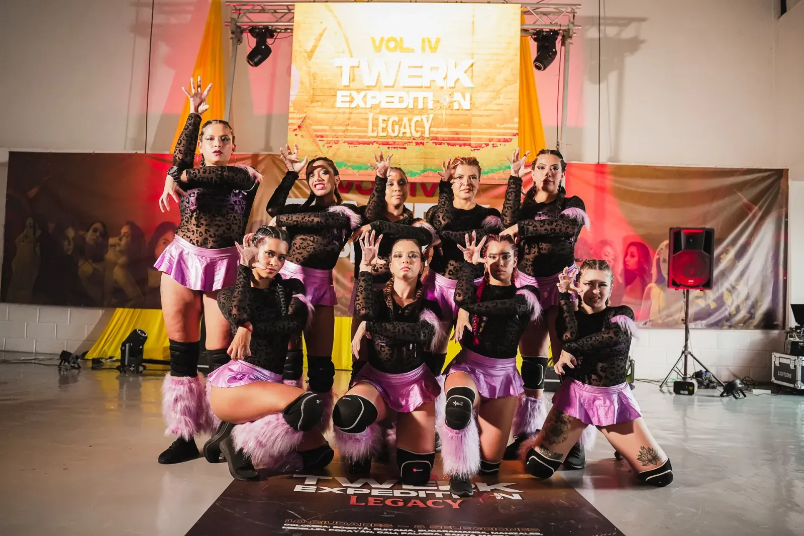Alumnas de Felinas bailando